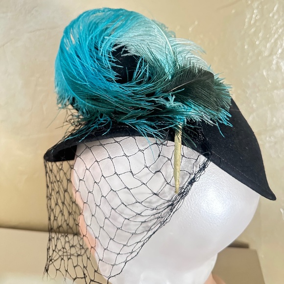 IMPRESSIVE 1940s\' BLACK FELT TILT HAT WITH AQUA FEATHER & BLACK VEIL main image 11